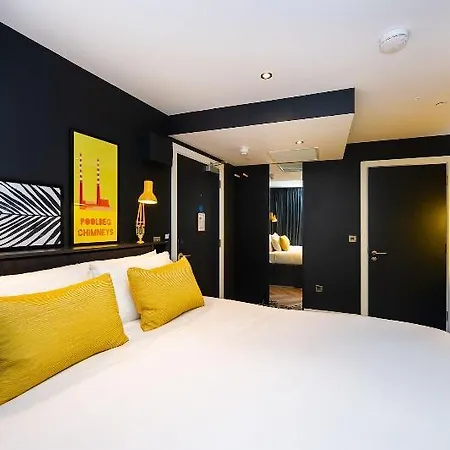 Staycity Castle Aparthotel 4*